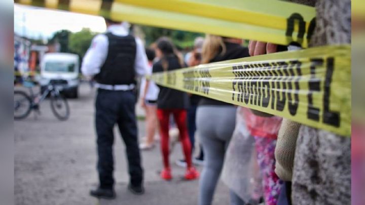 Pistoleros asesinan a balazos a un hombre en presencia de transeúntes en Morelia