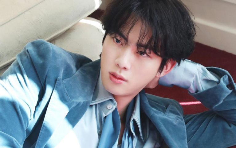 Las fans de Jin le pagan 