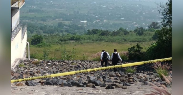 Autoridades llegan al sitio del crimen