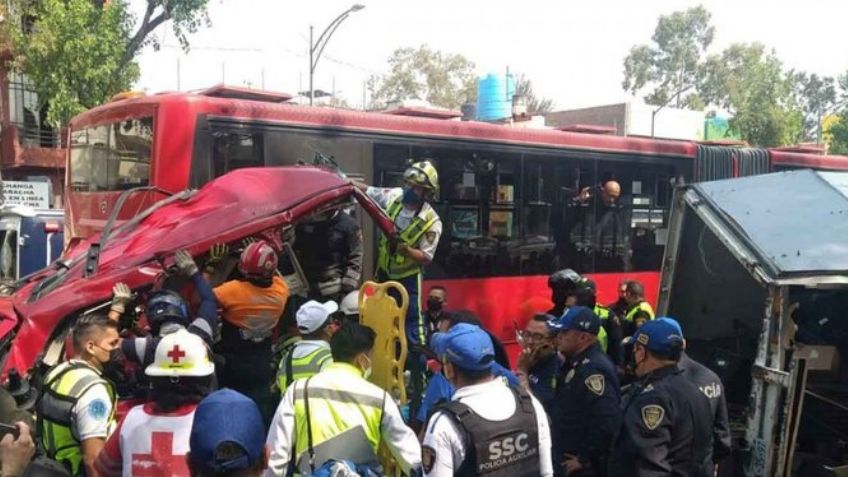 VIDEOS: Camioneta choca contra unidad de Metrobús en CDMX; hay 6 personas lesionadas