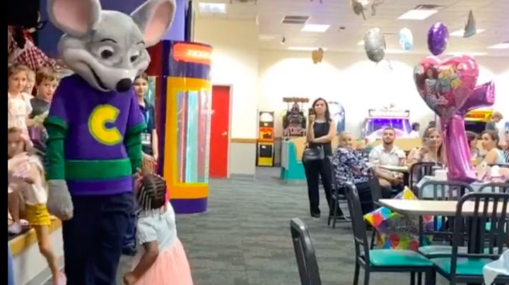VIDEO: Señalan a cadena de restaurantes para niños por discriminar a menores afroamericanos