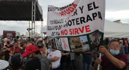 Inauguran Banco del Bienestar en Ciudad Obregón: Manifestantes esperan la llegada de AMLO