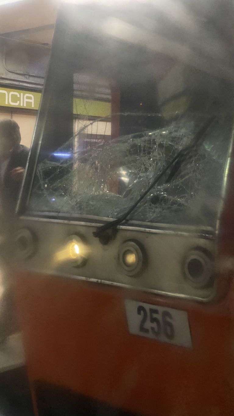 En la imagen, los daños al tren del Metro, tras el suicidio en la estación Etiopía de la Línea 3. Foto: Twitter