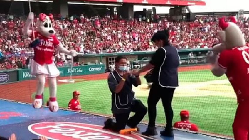 VIDEO: Romántica petición de matrimonio se vive en el primer juego de Diablos Rojos del México
