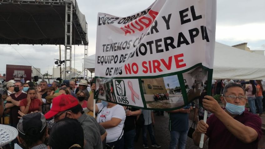 Inauguran Banco del Bienestar en Ciudad Obregón: Manifestantes esperan la llegada de AMLO