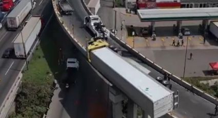 Un tráiler quedó colgado en puente de la carretera México-Querétaro, en Cuautitlán Izcalli