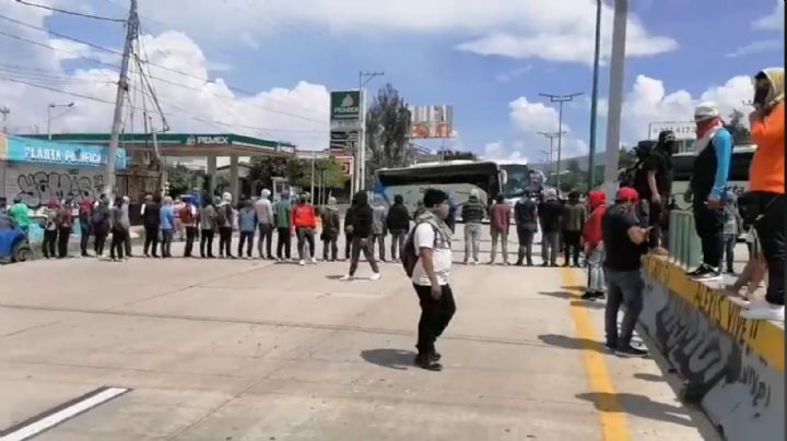 Ayotzinapa: Estudiantes de la Normal 'Raúl Isidro Burgos' bloquean la Autopista del Sol