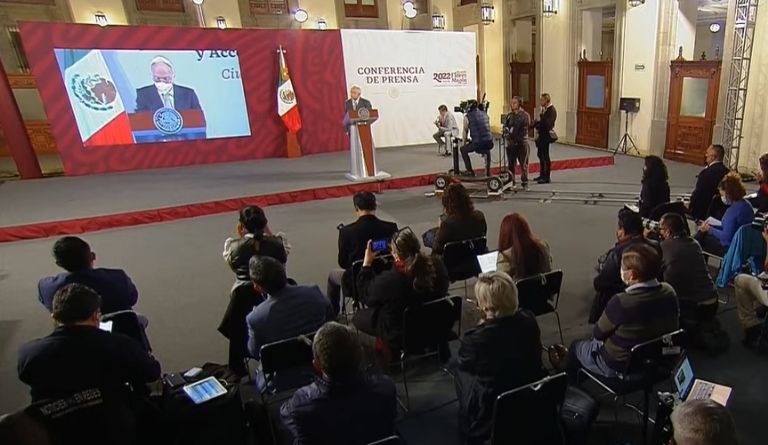 En la imagen, el presidente comparte reporte de Segob sobre caso Ayotzinapa. Foto: Gobierno de México