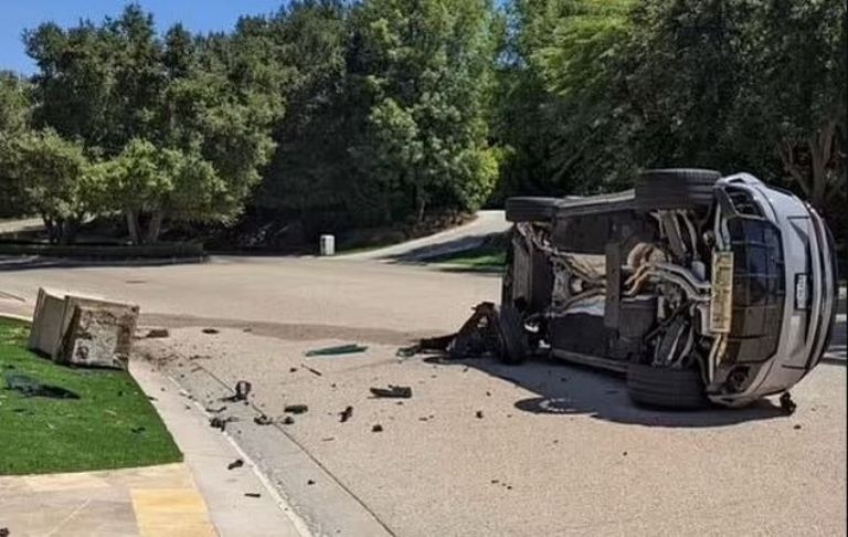 Automóvil volcado de Scott Disick