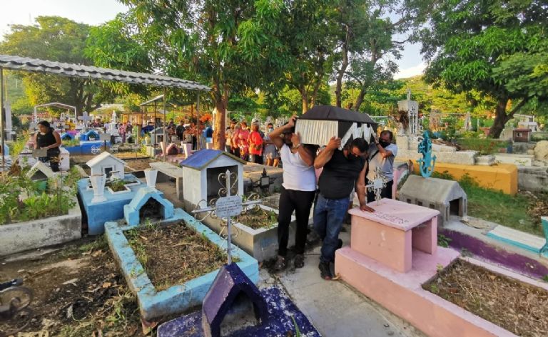 Entierran a Abigail Hay Urrutia. Foto: Twitter