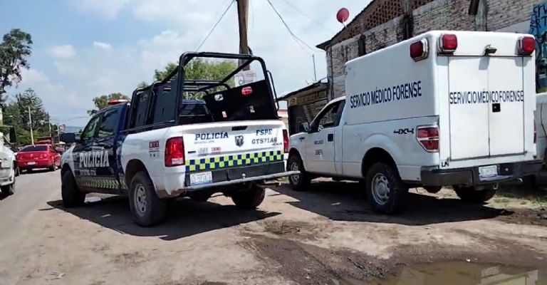 Autoridades llegan al sitio del crimen