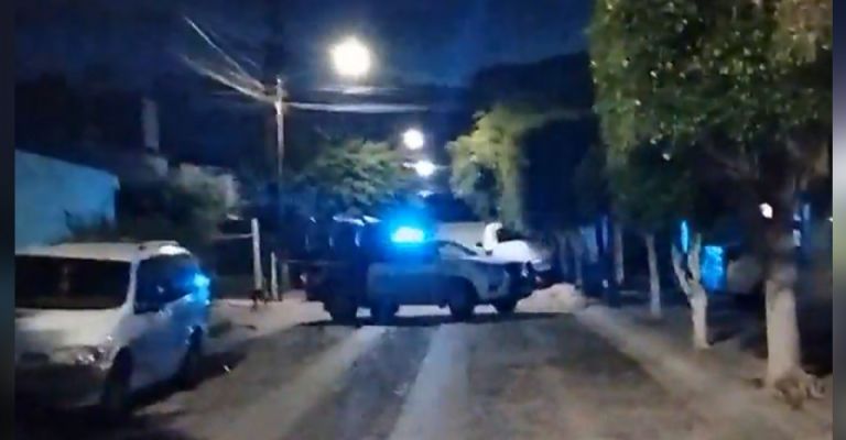 Autoridades llegan al sitio del crimen