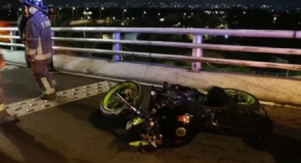 (VIDEO) Motociclista echa 'carreritas' y muere: Cae de puente vehicular de 20 de metros de altura