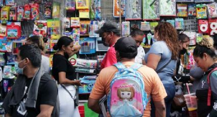 A un día del arranque escolar, calles del Centro Histórico de la CDMX 'a tope' por venta de útiles