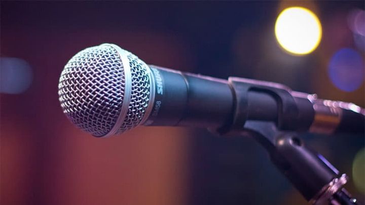 Shock en la música: Famoso cantante se da tremendo beso con un hombre; FOTO impacta a fans