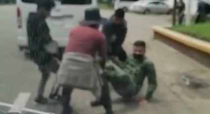 (VIDEO) Desalojo termina en balacera: Indígenas armados retienen a funcionarios y militares