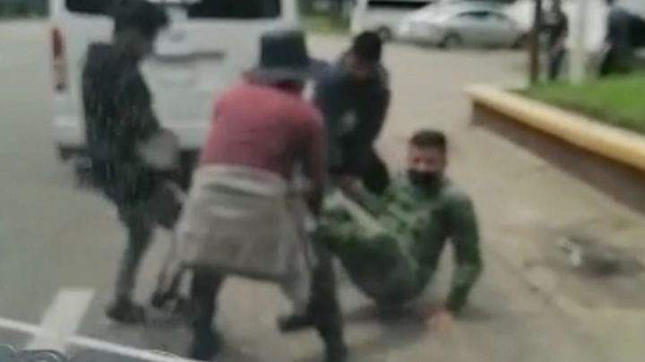 (VIDEO) Desalojo termina en balacera: Indígenas armados retienen a funcionarios y militares