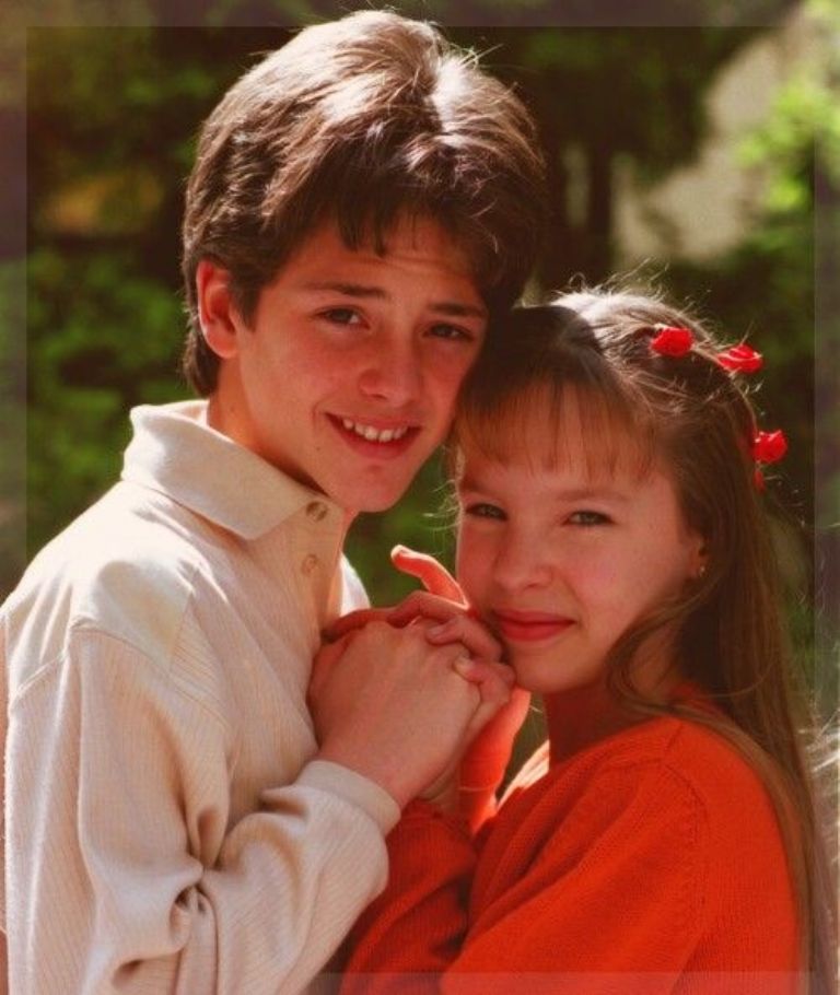 Belinda y Christopher en 'Aventuras en el tiempo'