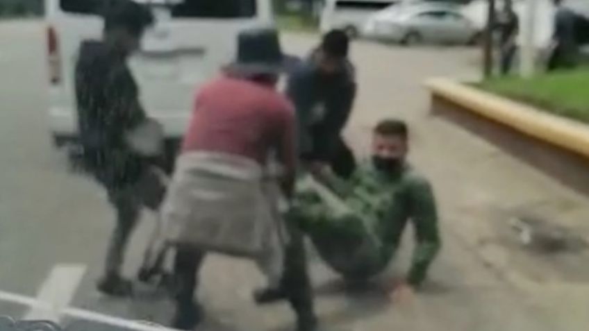 (VIDEO) Desalojo termina en balacera: Indígenas armados retienen a funcionarios y militares