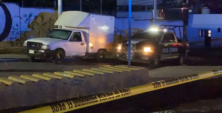 Autoridades se movilizaron en inmediaciones del municipio de Tlaquepaque, Jalisco, tras el hallazgo de cuatro cuerpos sin vida en una camioneta abandonada. Foto: Twitter