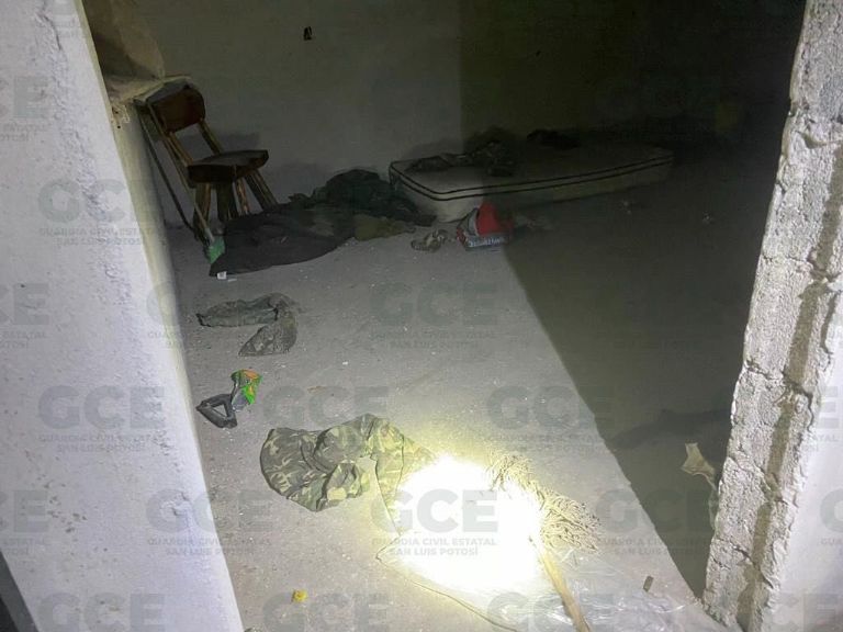 En la imagen, algunos de los artículos asegurados por parte de las autoridades en el operativo y enfrentamiento desatado en Rayón, SLP. Foto: Twitter