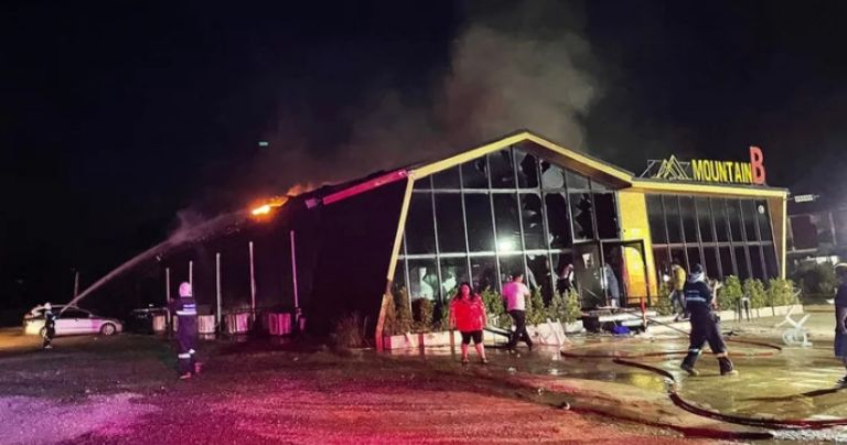 En la imagen, la discoteca de Tailandia que ardió en llamas este viernes. Foto: Twitter