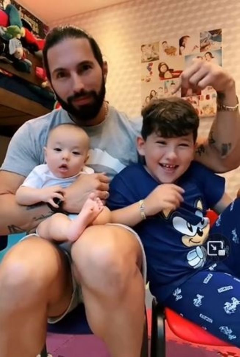 Así juega Poncho De Nigris con sus hijos