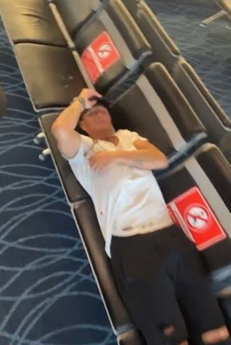 Erik Rubín durmiendo en el aeropuerto de Tokio