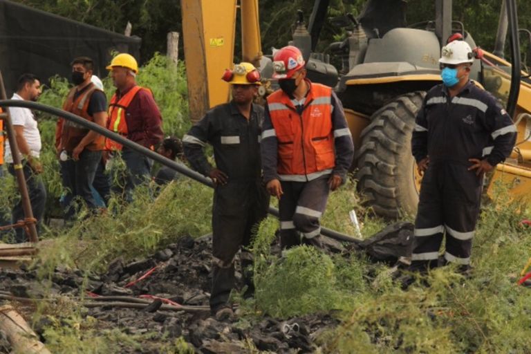 Solo cinco mineros lograron salir tras el derrumbe de la mina, en Sabinas, Coahuila. Foto: Twitter