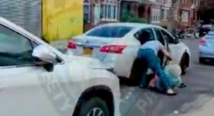 FUERTE VIDEO: Conductor roba a una mujer de 78 años tras 'lanzarla' brutalmente de un auto