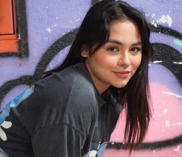 Instagram @isasierraoficial