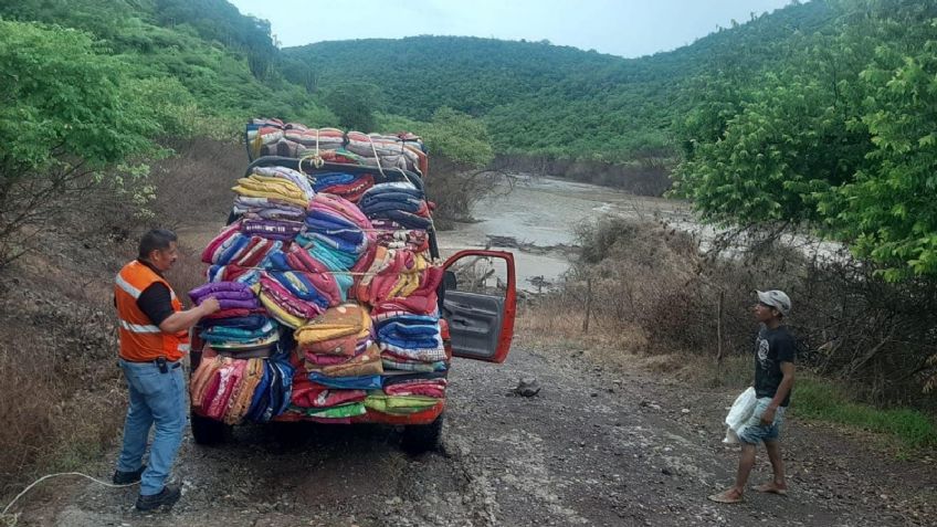 Llevan apoyo alimenticio a damnificados por las lluvias en la etnia guarijía