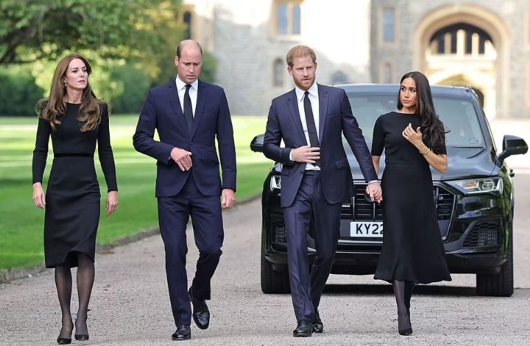 William y Harry caminan con sus esposas por el castillo de Windsor