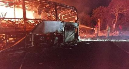 Brutal accidente vehicular: Pipa colisiona con autobús de pasajeros y se incendia; mueren 20