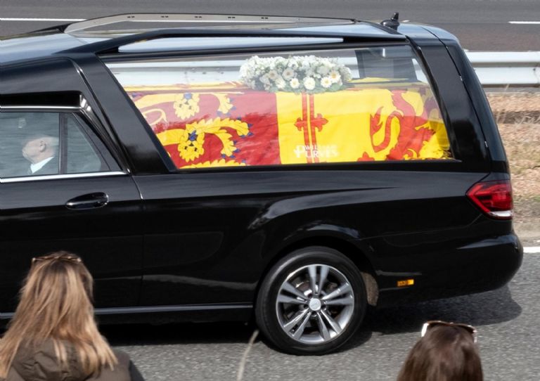 Arrancó el cortejo fúnebre de Isabel II; su ataúd llegará a Edimburgo. Foto: Internet