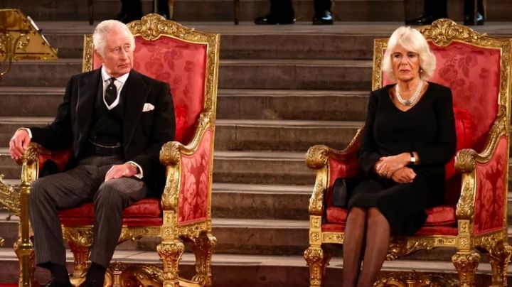 "Estoy resuelto a seguir fielmente": Carlos III da su primer discurso ante el Parlamento con Camila
