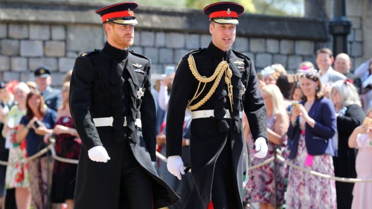 Príncipe William y Harry con uniformes militares