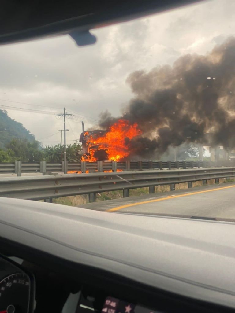 Un tráiler fue incendiado en Orizaba, Veracruz. Foto: Facebook
