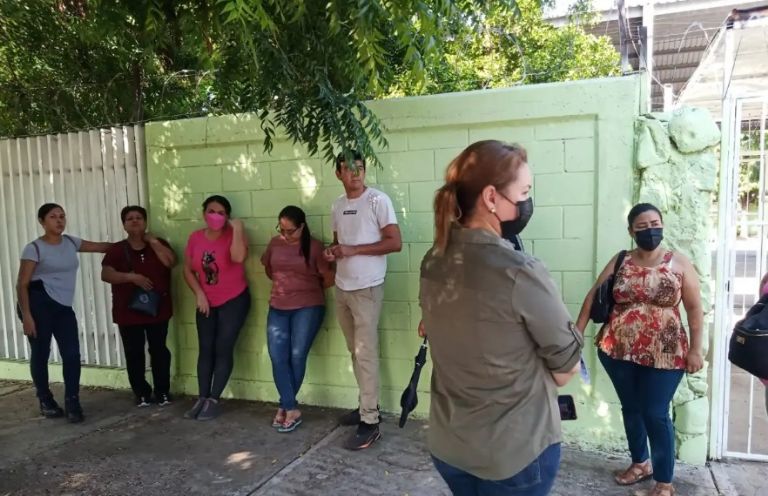 Padres de familia piden destitución de director; lo señalan por acosar sexualmente a estudiantes. Foto: Twitter
