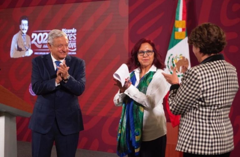 En la imagen, el presidente AMLO, Leticia Ramírez y Delfina Gómez. Foto: Internet