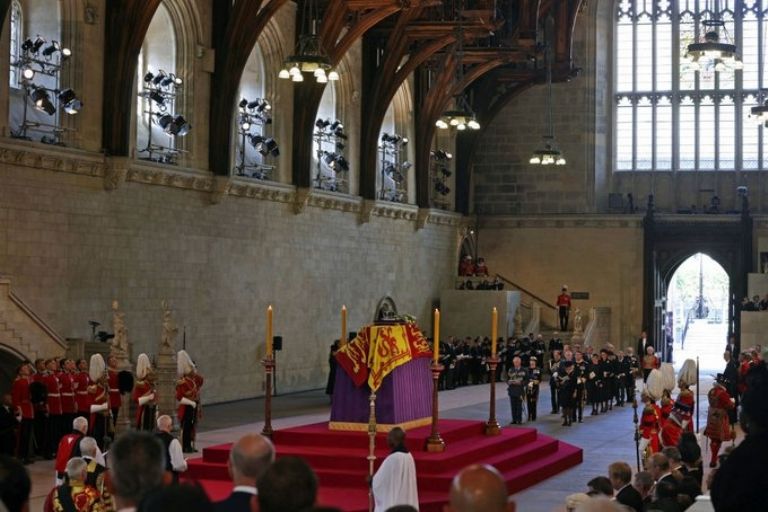 Féretro de la Reina Isabel II en Westminster