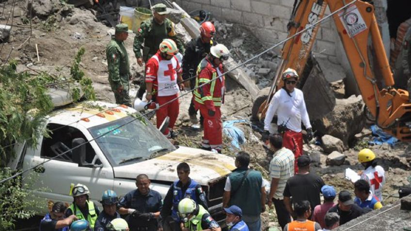 Tras derrumbe de talud en Cuernavaca, logran el rescate de tres adultos y un menor