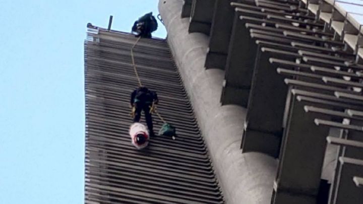 Tras más de 5 horas: Activistas llegan a lo alto de la Estela de Luz y no serán detenidos