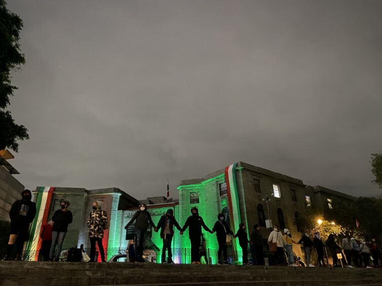 Manifestantes en la Estela de Luz 