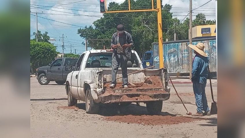 Ciudadanía denuncia en redes sociales bacheo de tierra en Huatabampo
