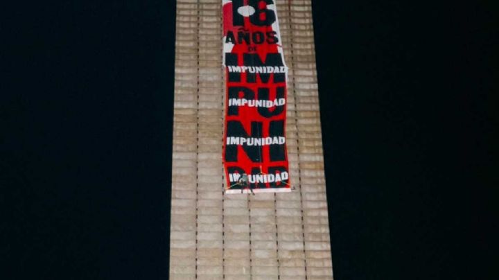 (VIDEO) "Nada que celebrar": Despliegan manta en la Estela de Luz contra la militarización