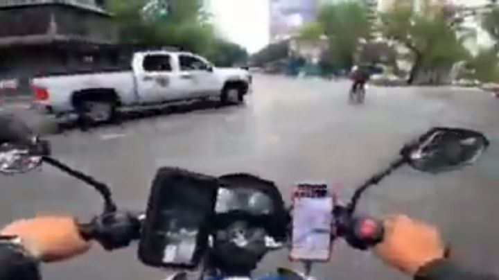 Camioneta de la Fiscalía CDMX se lleva de corbata a un ciclista; ya investigan los hechos