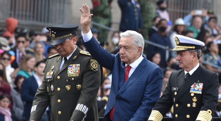 En la imagen, el presidente AMLO en el Desfile Militar de este viernes. Foto: Internet