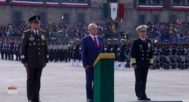 El presidente AMLO realizó pase de lista en el Zócalo. Foto: Internet
