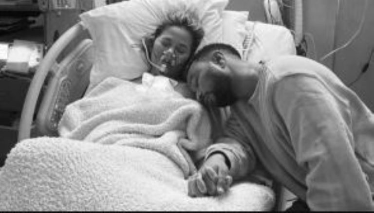 Fotografía de Chrissy Teigen y John Legend en el hospital tras el aborto